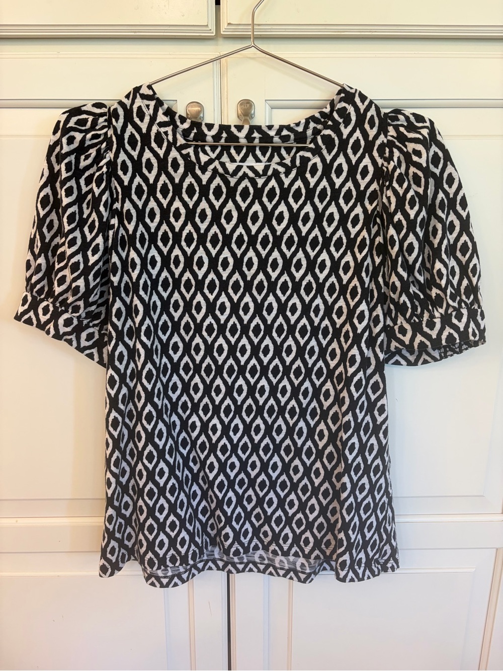 Chico's Black and White Geometric Puff-Sleeve Top size 1